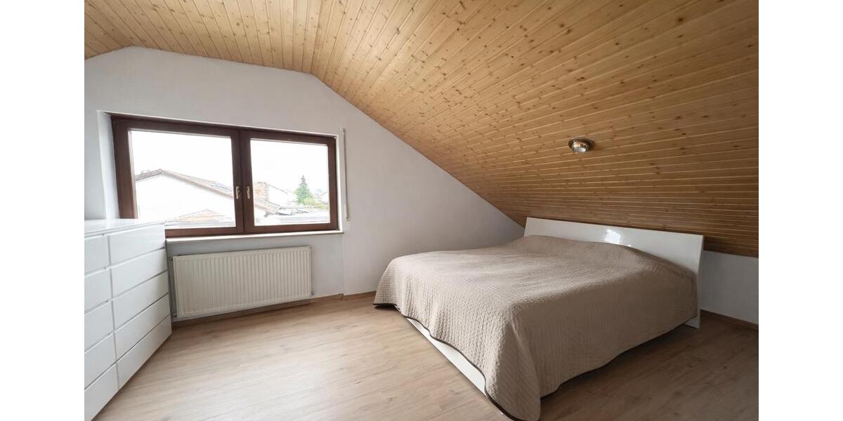Dachgeschoßwohnung Stutensee - 3 Zimmer, 85 m&sup2;, 1.050&euro; | Angebot:26323349
