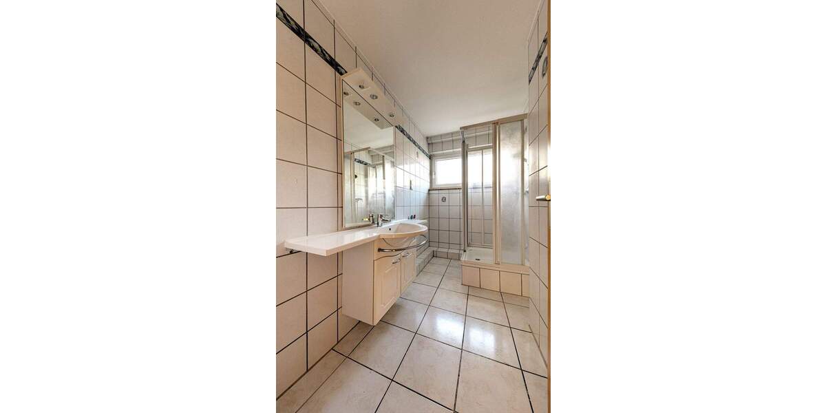 Teilsaniertes Generationenhaus in toller Lage 8 zimmer