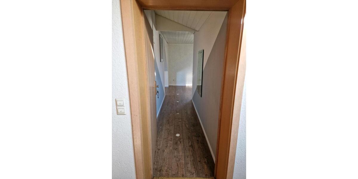 Dachgeschoßwohnung Straubenhardt - 4 Zimmer, 93 m&sup2;, 850&euro; | Angebot:25354030