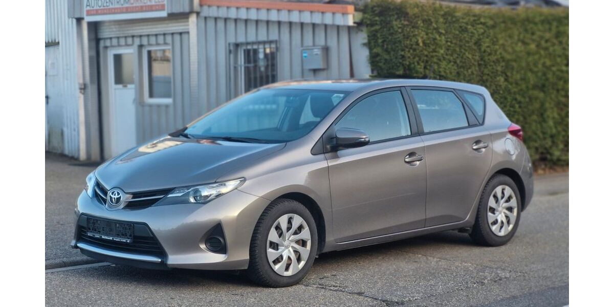 Toyota Auris 89.000 km 8.990 &euro; Birkenfeld bei Pforzheim 75217