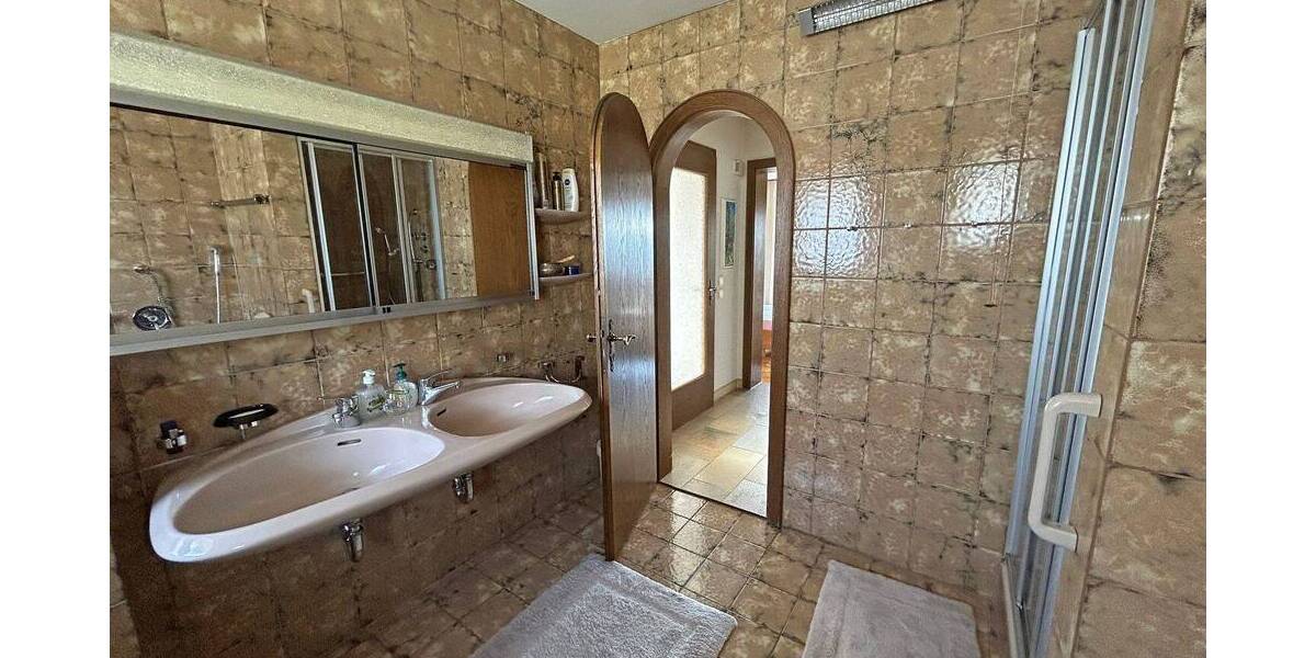 Viel Platz bietet Ihnen dieses Zweifamilienhaus in bester Wohnlage 1 zimmer