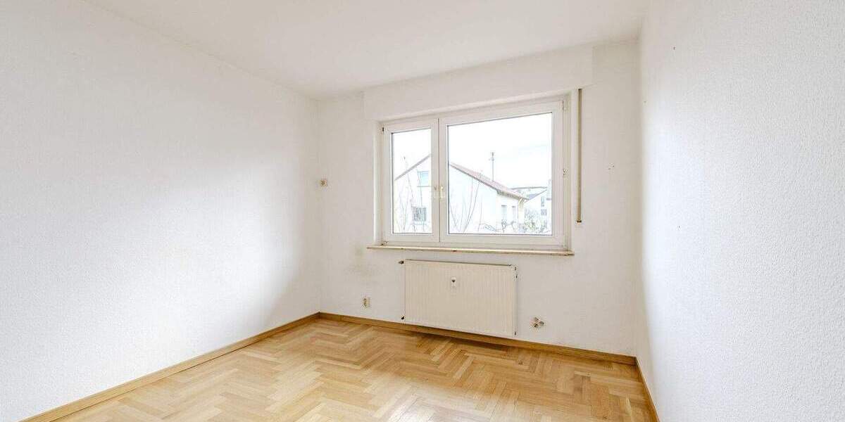 Attraktives Zweifamilienhaus mit ausgebautem DG, großem Grundstück und Entwicklungspotenzial 8 zimmer