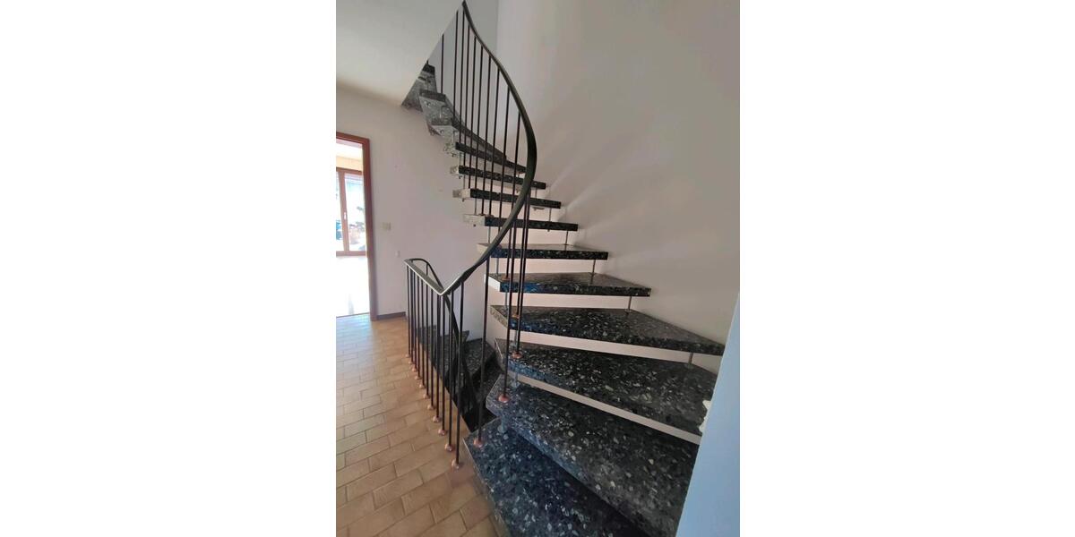 Doppelhaushälfte mit Garage, 3 Stellplätze, Terrasse & Balkon 6 zimmer