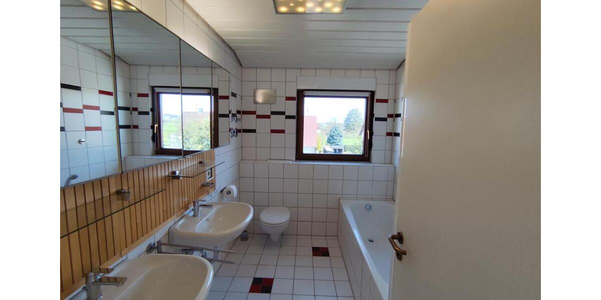 Dachgeschoßwohnung Neuenbürg - 3.5 Zimmer, 85 m&sup2;, 980&euro; | Angebot:26354841