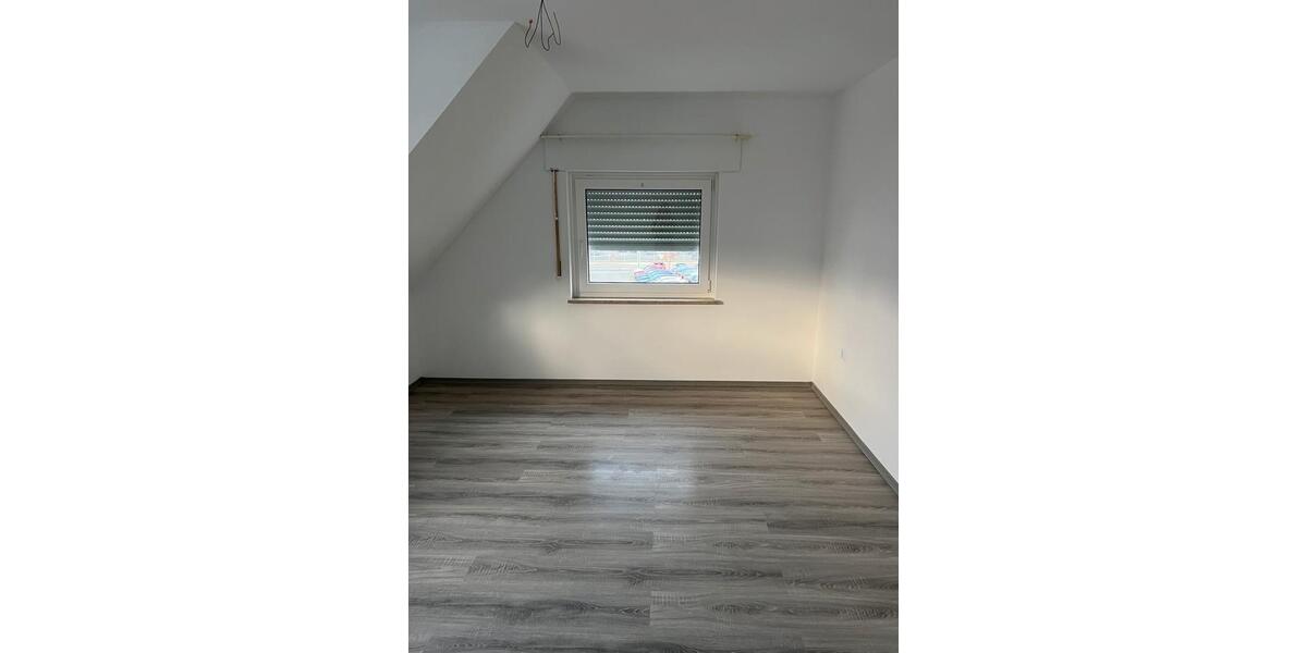 Dachgeschoßwohnung Mühlacker - 3 Zimmer, 90 m&sup2;, 1.300&euro; | Angebot:26612905