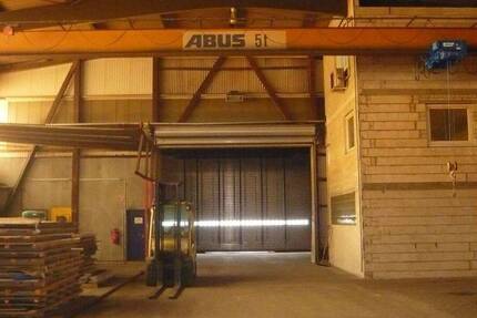 Freie Produktionshalle mit Verwaltung und Schwerlastkränen zimmer