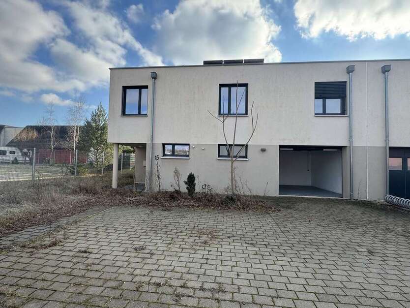 Modernes Reihenendhaus mit Wohn- und Gewerbeanteil + Garten, Garage & 3 Stellplätzen in Rheinstetten