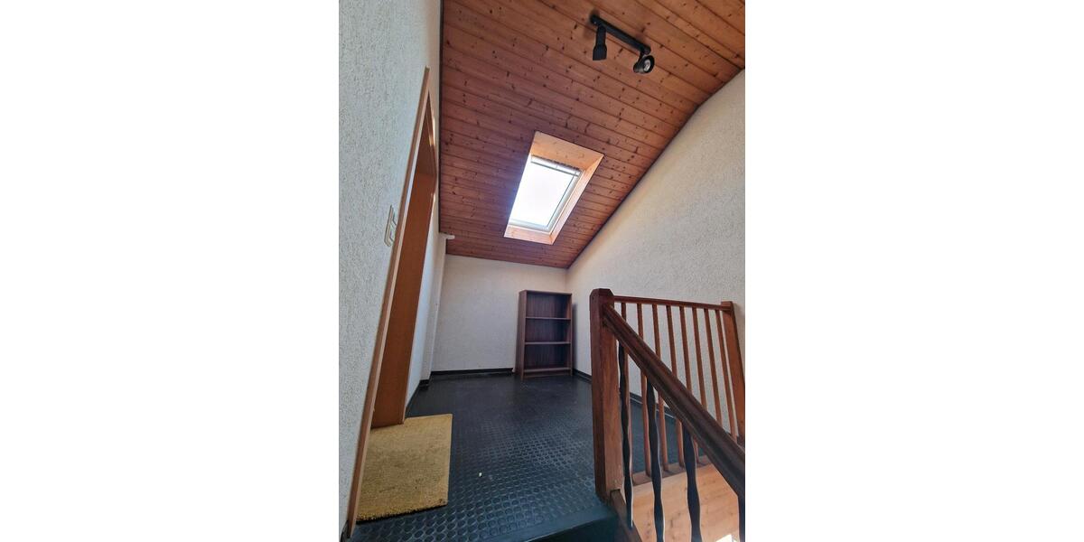 Dachgeschoßwohnung Straubenhardt - 4 Zimmer, 93 m&sup2;, 850&euro; | Angebot:25354030