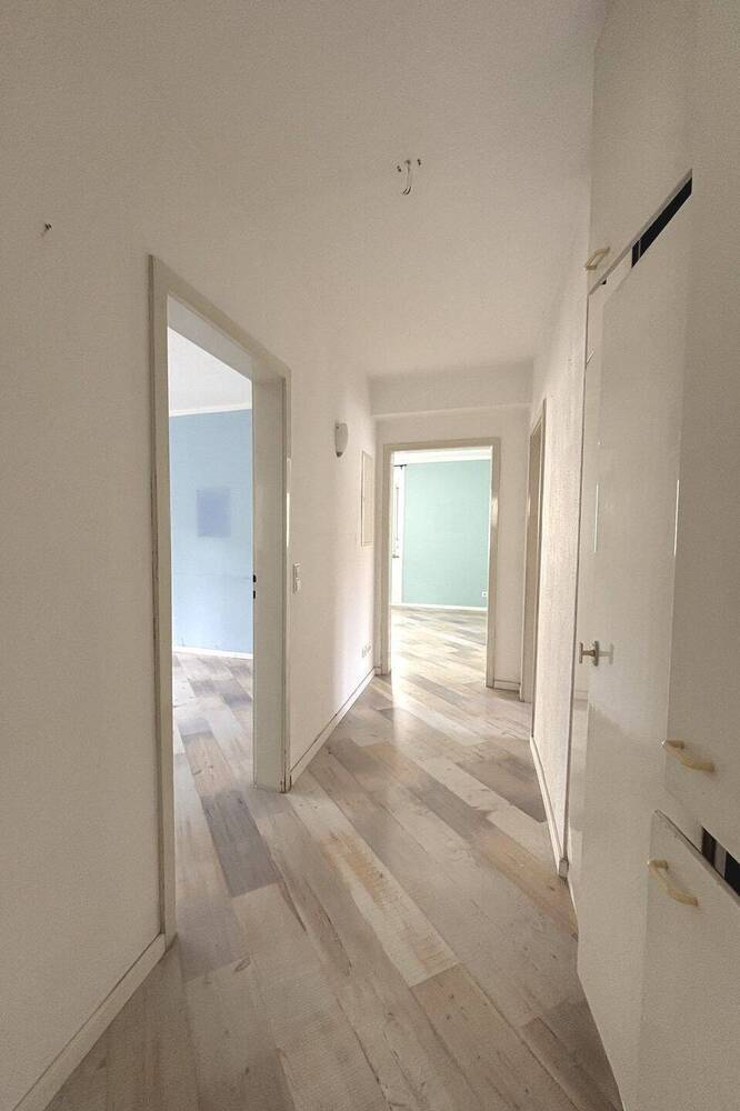 Freie 4-Zimmer-Wohnung, ca. 84 m², Baujahr 1954, mit Balkon, Garage und Freisitz!