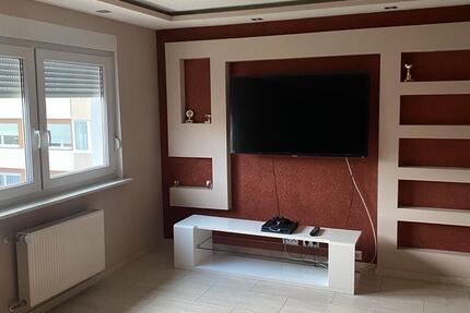 Schöne große Wohnung mit Möbel und klimatisiert zimmer