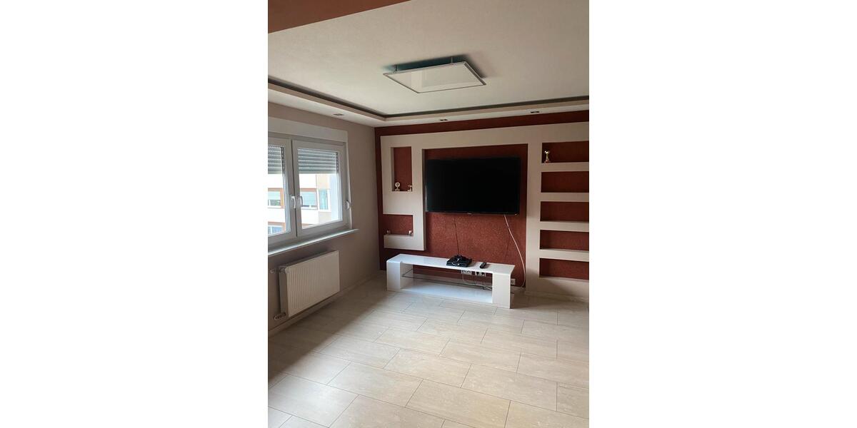 Schöne große Wohnung mit Möbel und klimatisiert zimmer