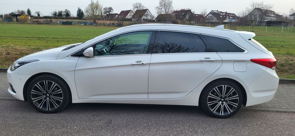 Hyundai i40 124.500 km 11.500 € Karlsruhe 76228