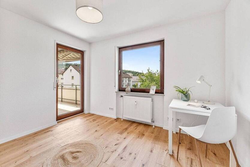 sofort verfügbar: neu renovierte 3 Zimmer mit Südbalkon
