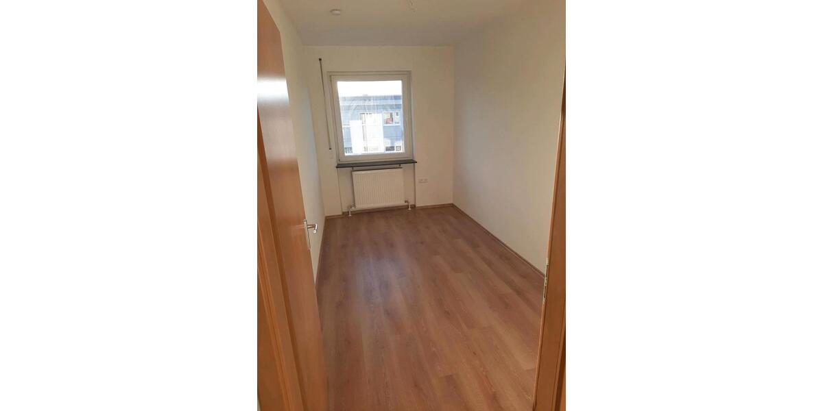Etagenwohnung Sachsenheim - 4.5 Zimmer, 94 m&sup2;, 1.250&euro; | Angebot:25753183