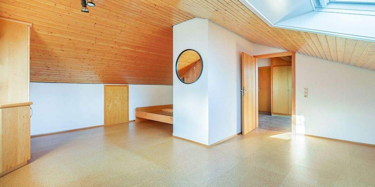 Ein Zuhause mit Zukunft: Großzügiges Zweifamilienhaus mit Charme, Scheune und viel Raum zum Leben 9 zimmer