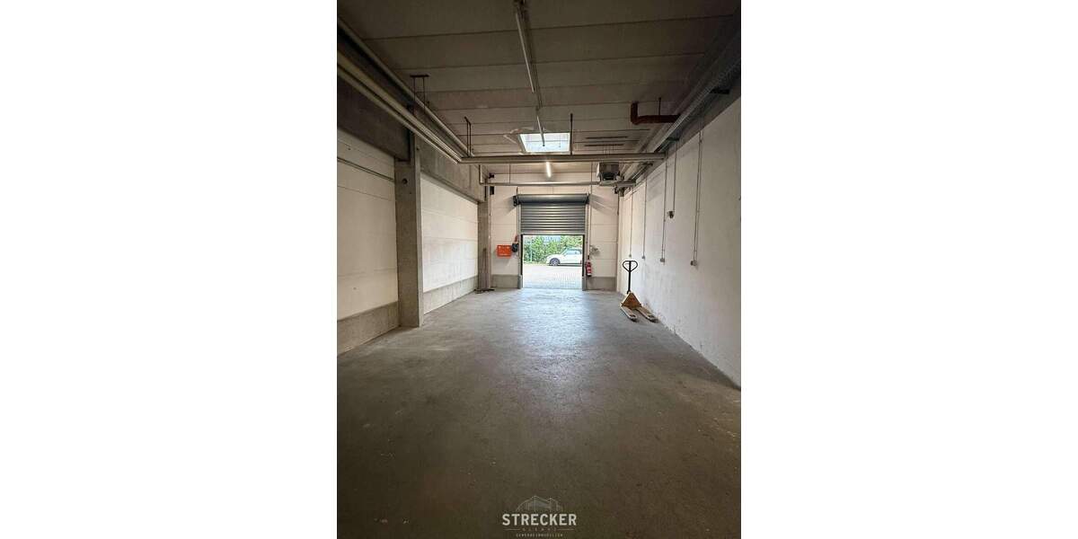 Vielseitig nutzbare Halle mit Halleneinbau und Freifläche in Karlsruhe zimmer