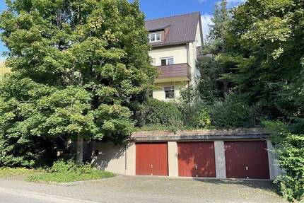 2-3 FH mit drei Garagen sowie einem eigenen Weinberg in Stuttgart-Obertürkheim 8 zimmer