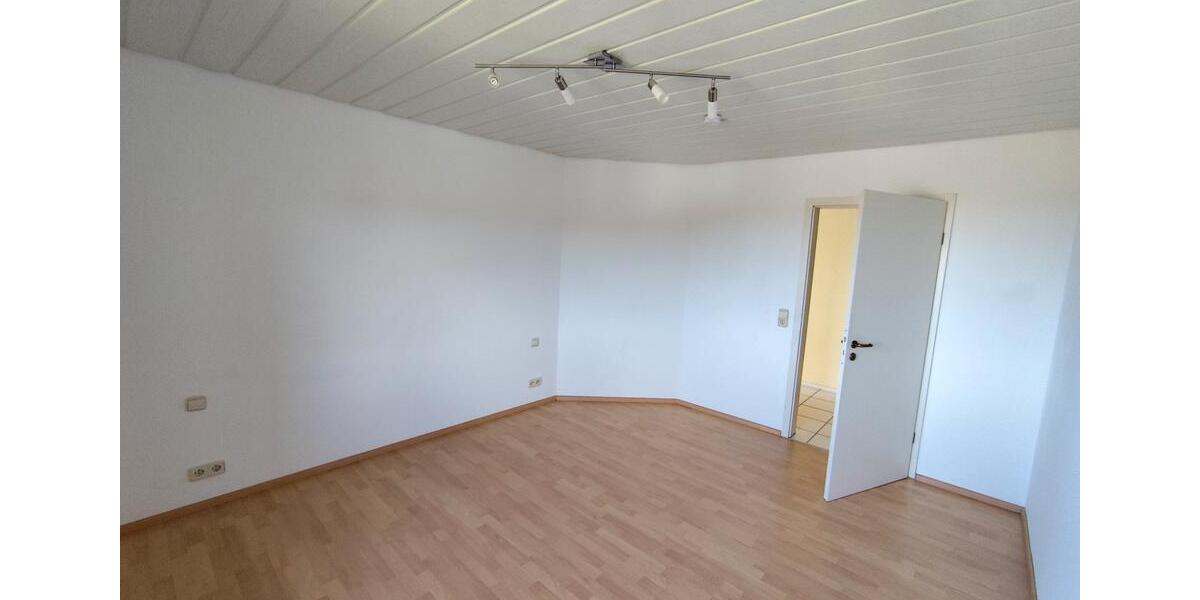 Dachgeschoßwohnung Neuenbürg - 3.5 Zimmer, 85 m&sup2;, 980&euro; | Angebot:26354841