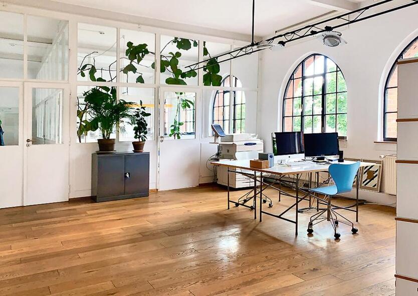 Schöner Arbeitsplatz in hellem, renoviertem Design-Büro KA-West