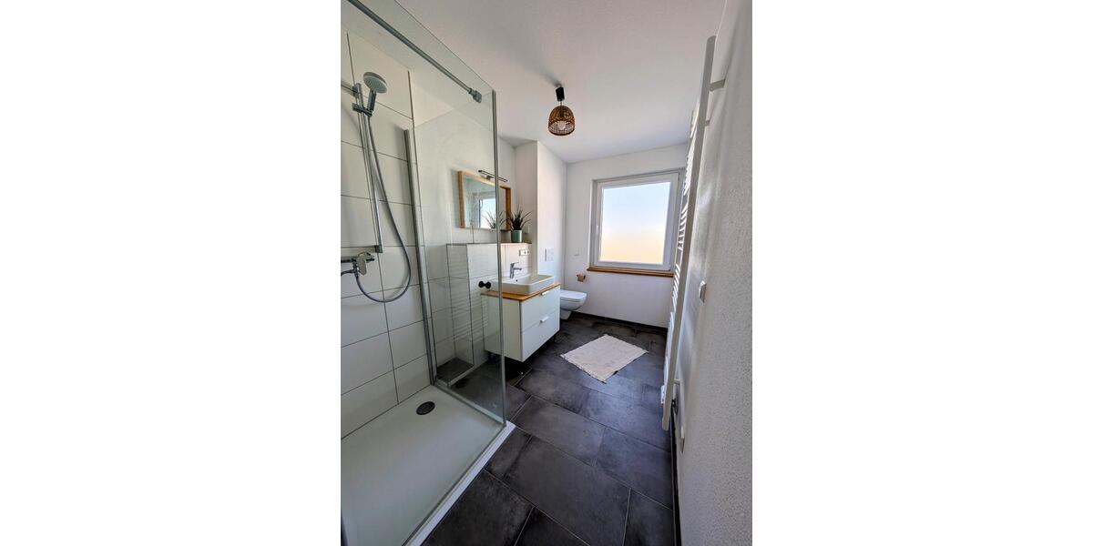 „Raus ins Grüne“ und trotzdem zentral?! Modernes, neuwertiges RMH 6 zimmer