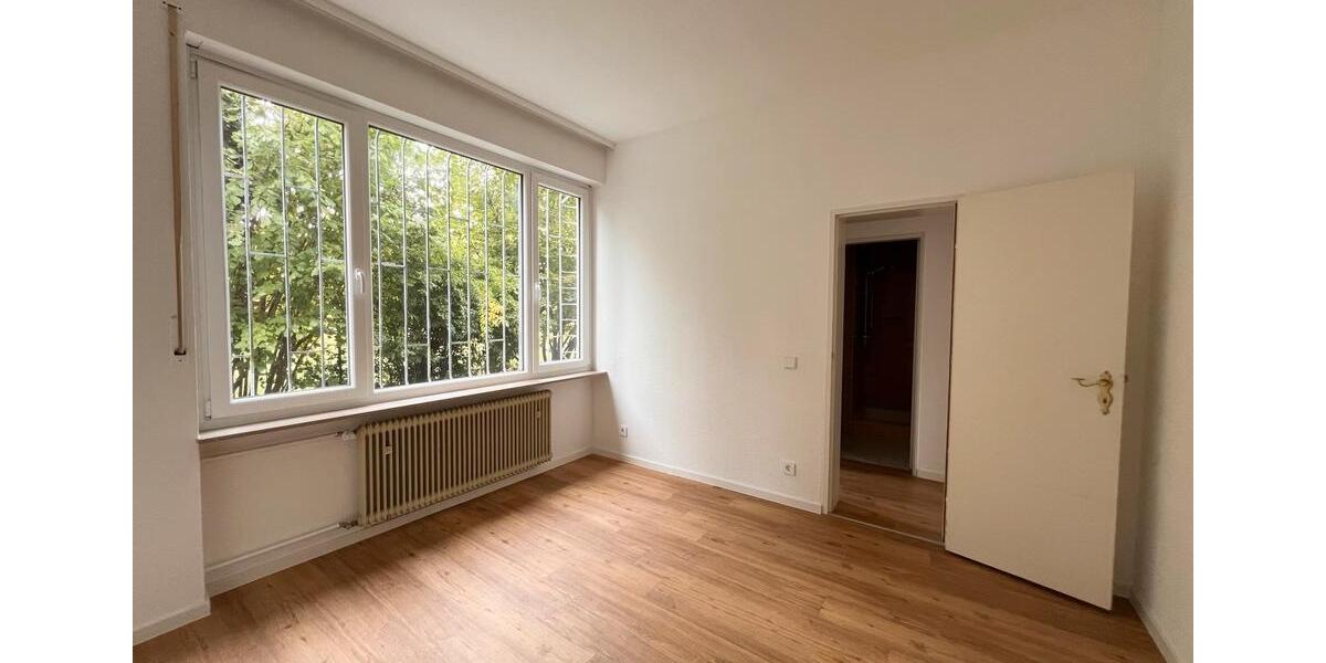 Renovierte helle 135 m² Wohnung mit Altbaucharme. 5 zimmer