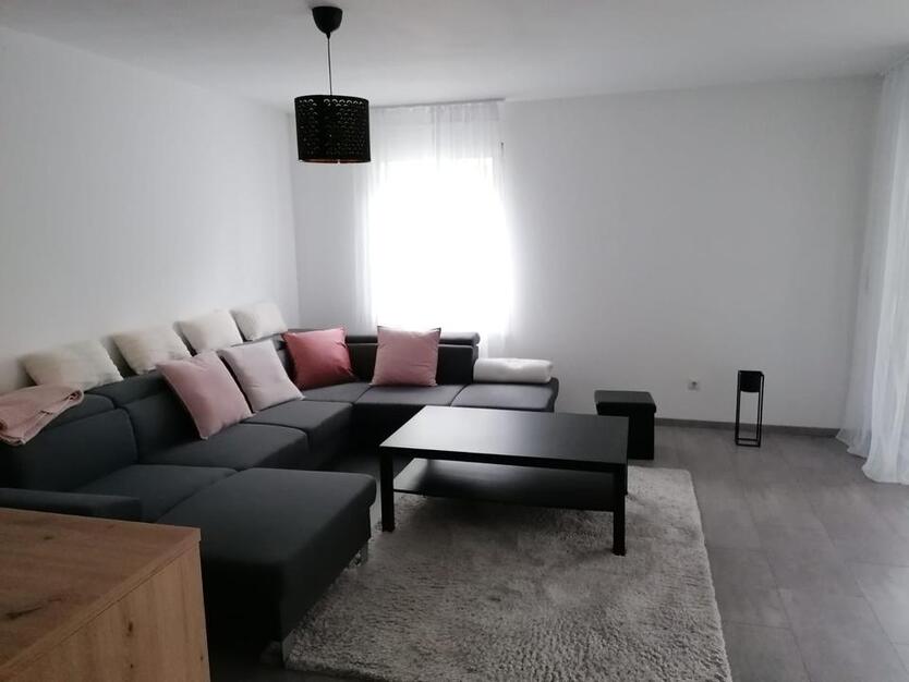 2 Zi-Wohn. (Erweiterung zur 3 Zi-Wohnung (100 qm) möglich)