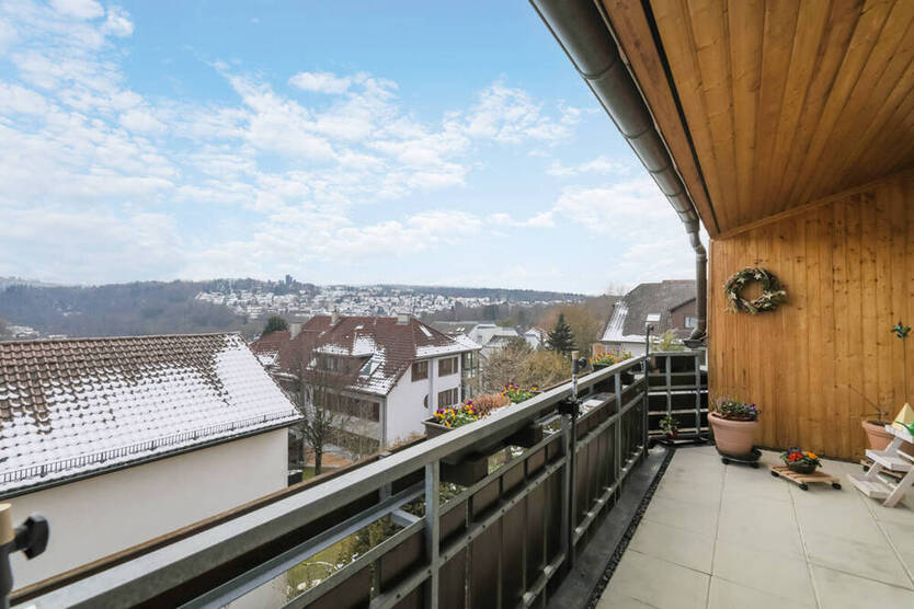 Seltene Gelegenheit! Stilvolle 3,5-Zimmer-DG-Wohnung mit Kamin und Garage und toller Aussicht!