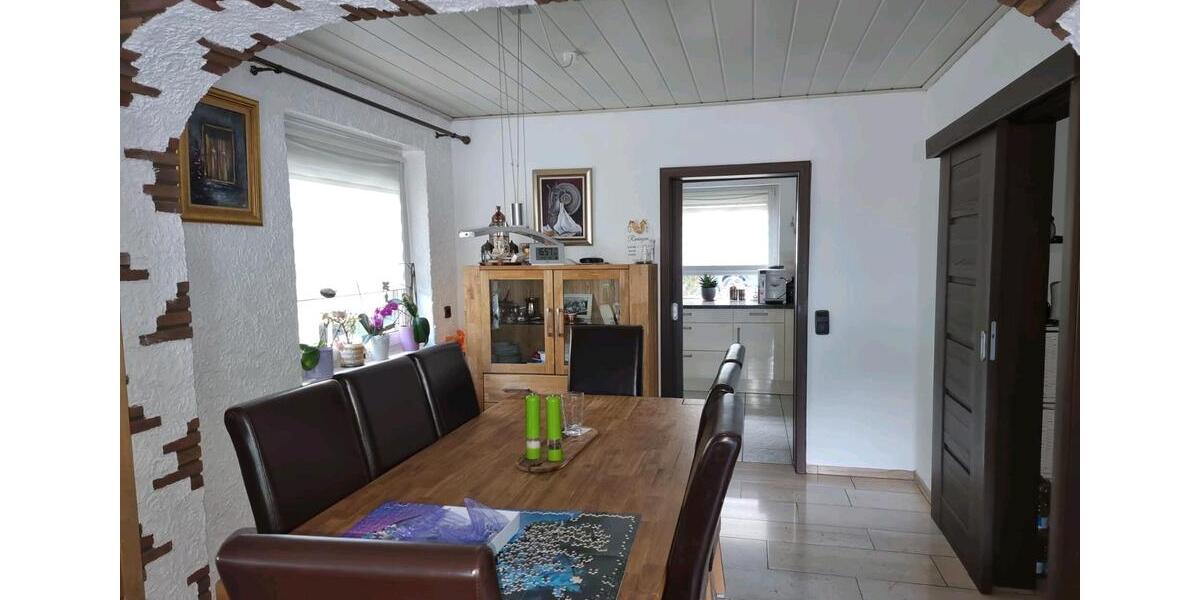 4 Zimmer plus 1 Zimmer im Dachgeschoss 4 zimmer