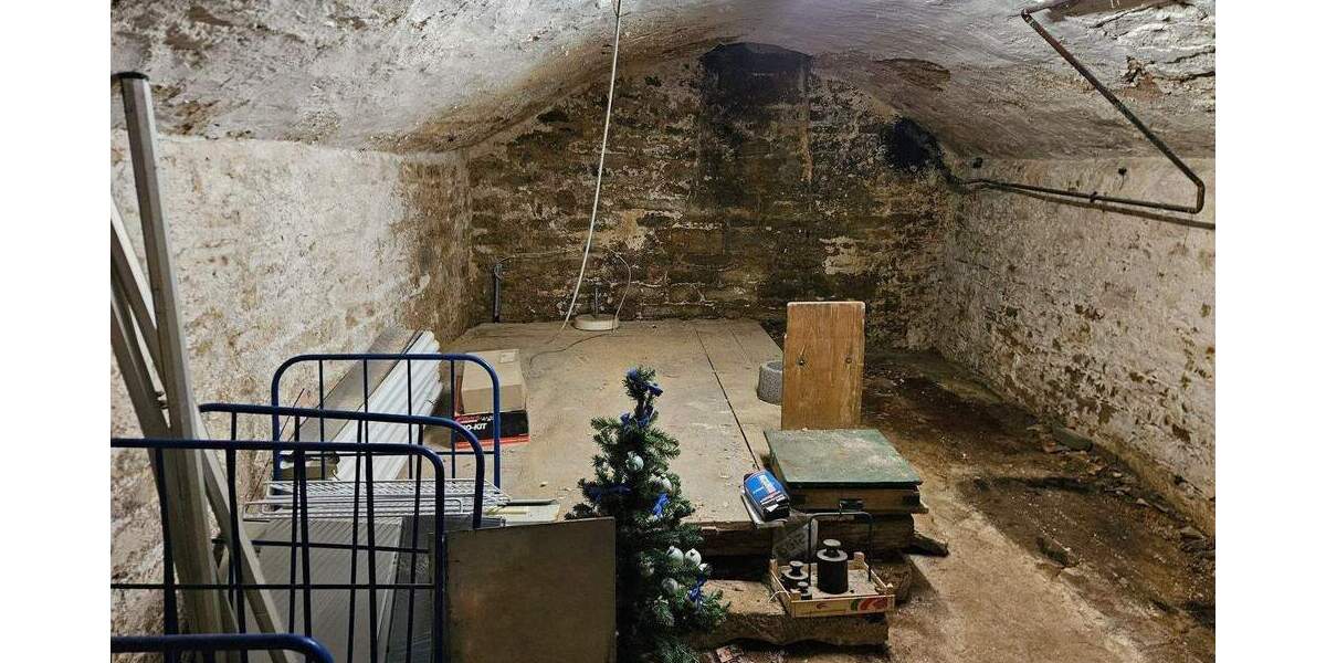 Mehrfamilienhaus mit zwei Wohnungen und Laden 6 zimmer