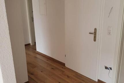 Lichtdurchflutete 4-Zimmer-Wohnung mit großem Balkon & Garage