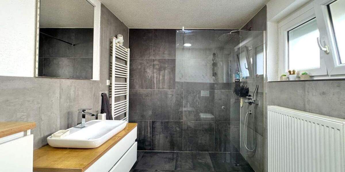 Modernisiertes Ein- Zweifamilienhaus mit Garten 5 zimmer