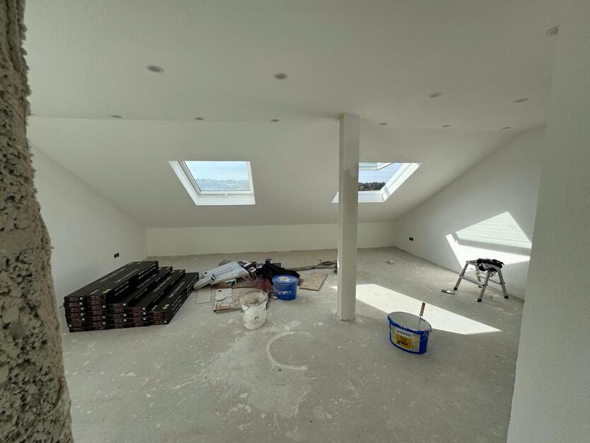 Kernsanierte 4-Zimmer-Dachgeschosswohnung. zimmer