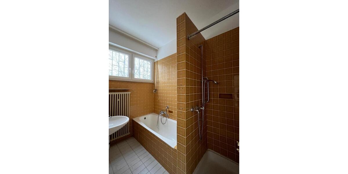 Renovierte helle 135 m² Wohnung mit Altbaucharme. 5 zimmer