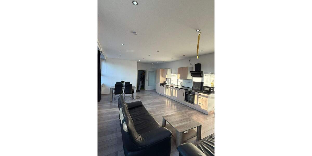 Sehr großzügige 5 Zimmer Wohnung im Hinterhof mit Stellplatz zu verkaufen! 5 zimmer