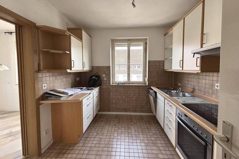 Freie 4-Zimmer-Wohnung, ca. 84 m², Baujahr 1954, mit Balkon, Garage und Freisitz!