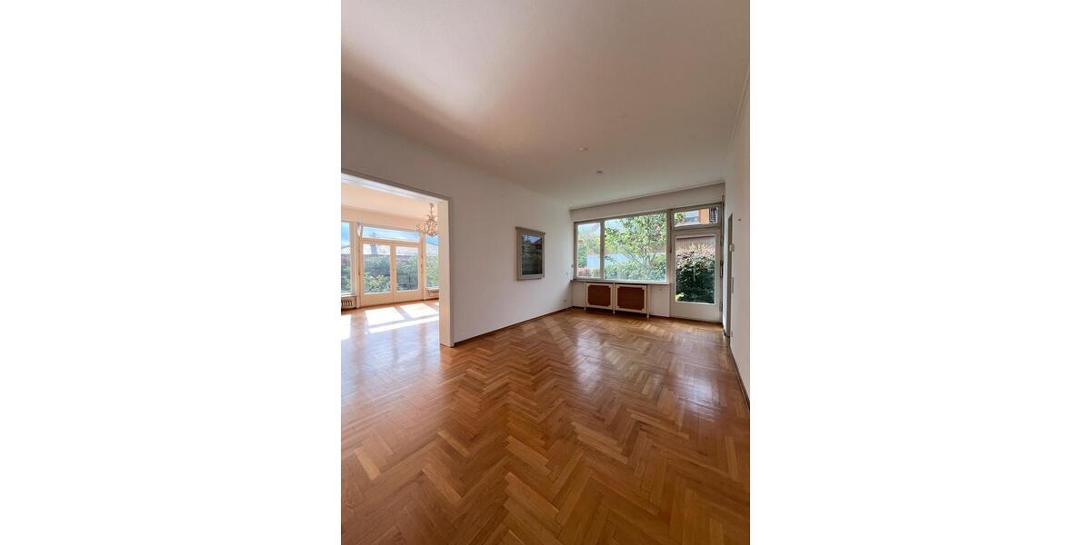 Renovierte helle 135 m² Wohnung mit Altbaucharme. 5 zimmer