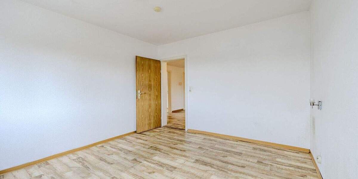 Attraktives Zweifamilienhaus mit ausgebautem DG, großem Grundstück und Entwicklungspotenzial 8 zimmer