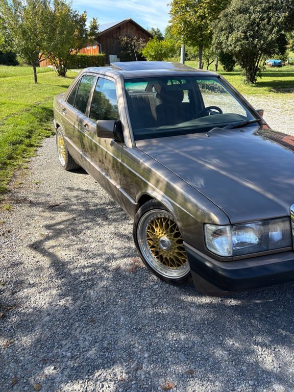Mercedes-Benz 190 220.000 km 14.900 € Vaihingen 71665