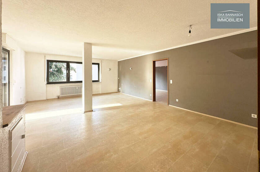 Gut geschnittene 3,5-Zimmer-Wohnung mit Balkon, Einbauküche & Stellplatz in Leonberg