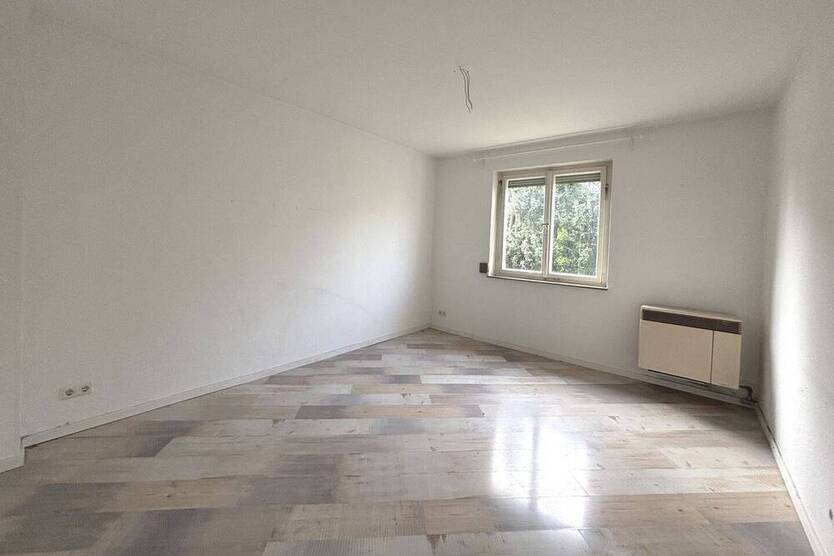 Freie 4-Zimmer-Wohnung, ca. 84 m², Baujahr 1954, mit Balkon, Garage und Freisitz!