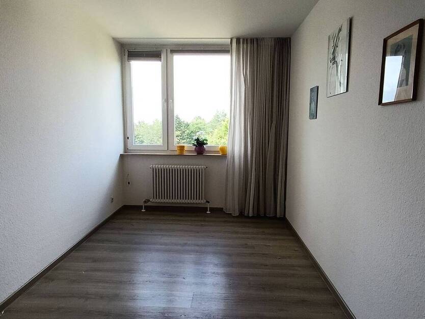 Wohnen im Grünen ! Familienfreundliche und großzügige Wohnung, zentral im Waldpark