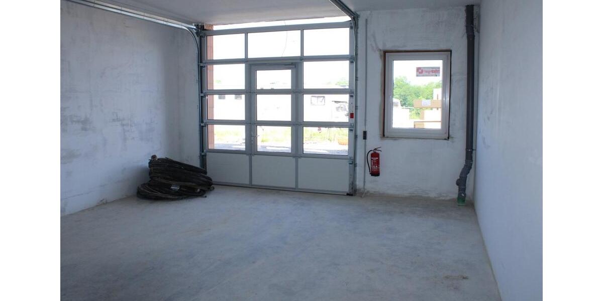 Lagerfläche Gewerbehalle Lagerhalle Halle Lagerraum Industriehalle Produktionshalle mit Rolltor zu vermieten! zimmer