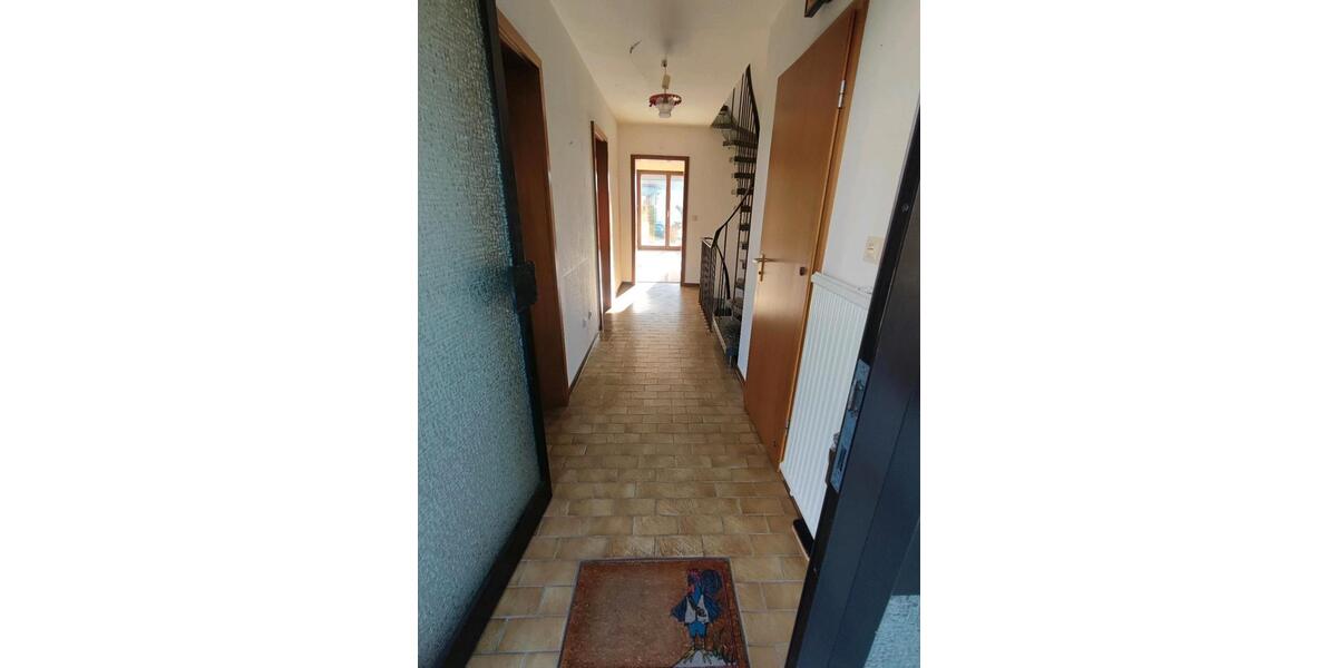 Doppelhaushälfte mit Garage, 3 Stellplätze, Terrasse & Balkon 6 zimmer