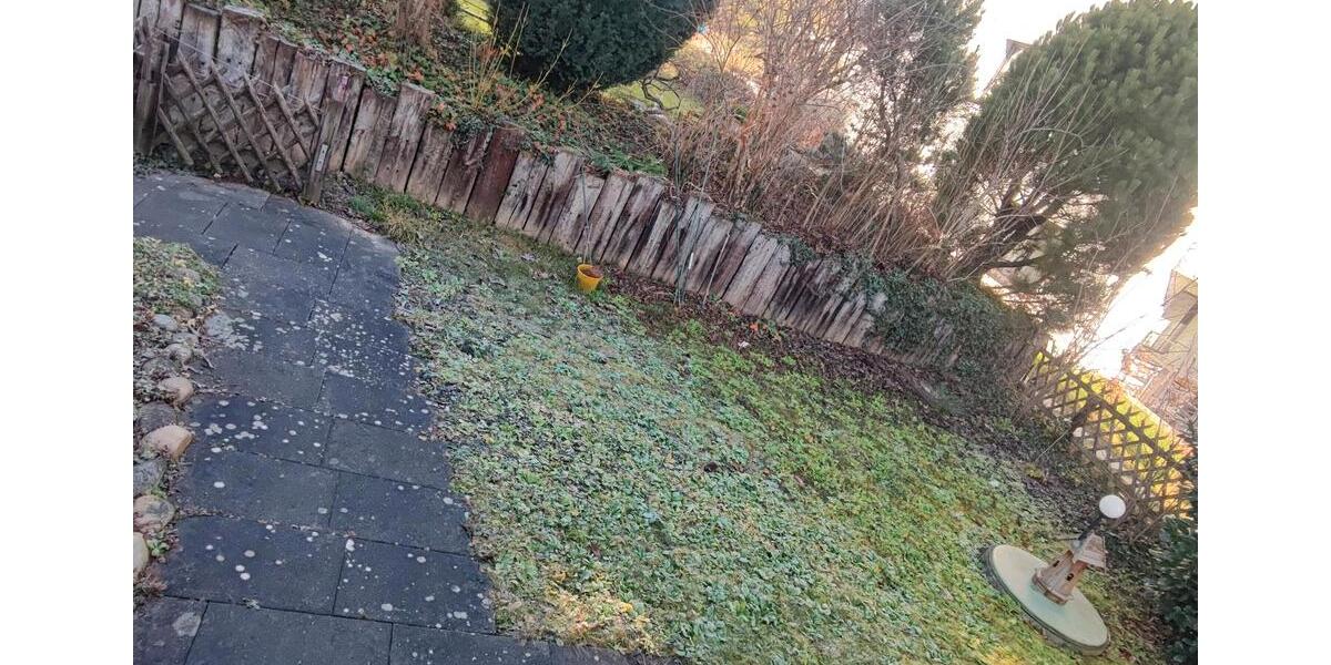 Doppelhaushälfte mit Garage, 3 Stellplätze, Terrasse & Balkon 6 zimmer