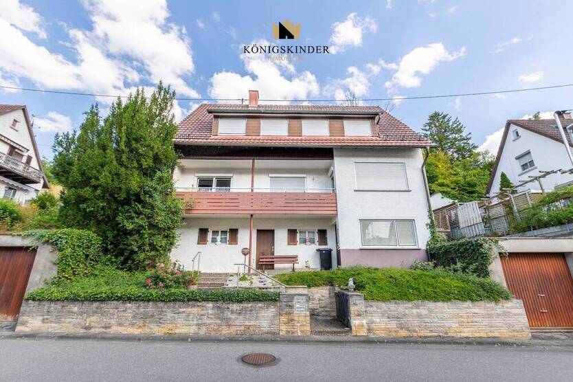 *Renovierungsbedürftiges Zweifamilienhaus mit großem Grundstück und Garagen in Malmsheim zu kaufen*