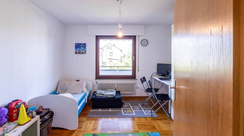 Liebevoll gepflegtes Drei-Parteienhaus in ruhiger Wohnlage 9 zimmer