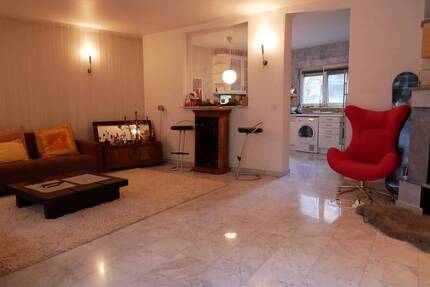 Außergewöhnliche Maisonettewohnung in ruhiger Hinterhoflage mit Kamin und Terrasse. 2 zimmer