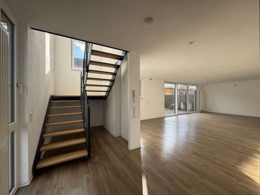 Modernes Reihenendhaus mit Wohn- und Gewerbeanteil + Garten, Garage & 3 Stellplätzen in Rheinstetten