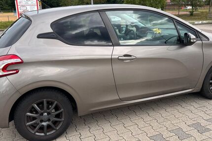 Peugeot 208 85.900 km 3.100 &euro; calw 75365