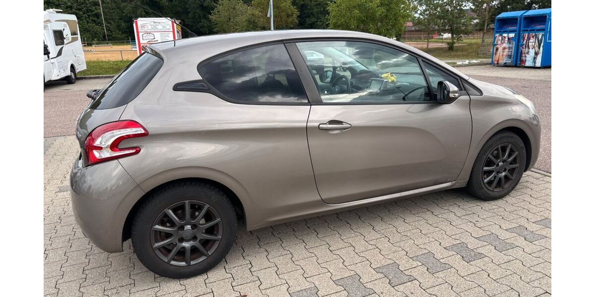 Peugeot 208 85.900 km 3.100 &euro; calw 75365